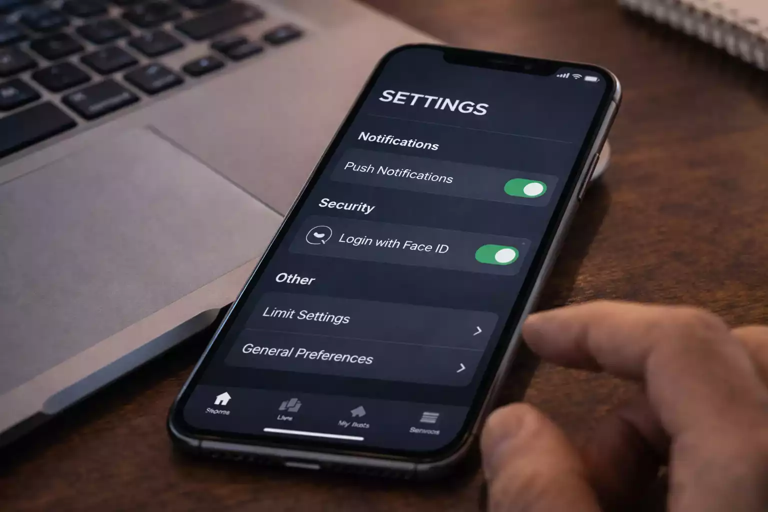 Smartphone zeigt App-Einstellungen mit Sicherheits- und Benachrichtigungsoptionen