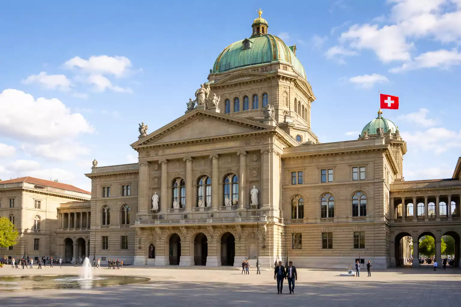 Schweizer Parlamentsgebäude in Bern mit Schweizer Flagge bei Tageslicht