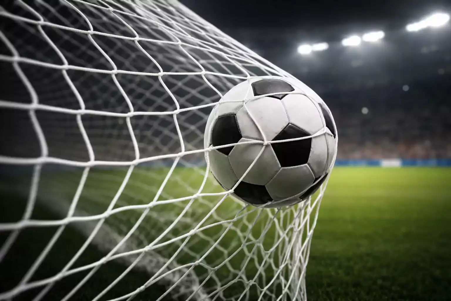Fussballnetz mit Ball symbolisiert Torwetten Over Under bei Sporttip